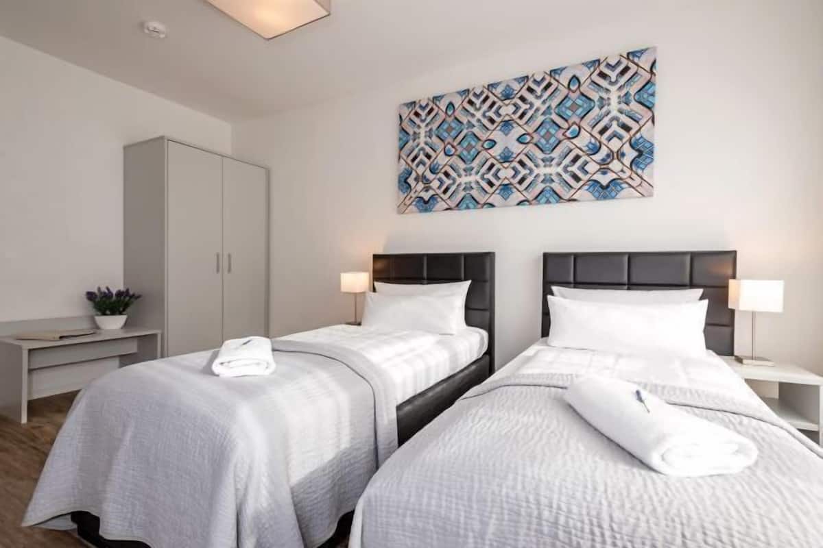 Ropa de cama de alta calidad y minibar