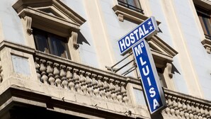 Un edificio con un letrero que dice "HOSTAL M LUISA".