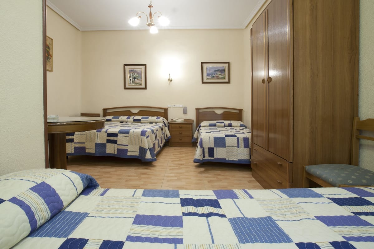 Frigobar, cofres nos quartos, escrivaninha