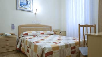 Een minibar, een kluis op de kamer, een bureau