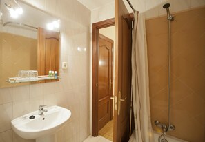 Shower, free toiletries, hair dryer, towels - Hostal Maria Luisa (Madrid)