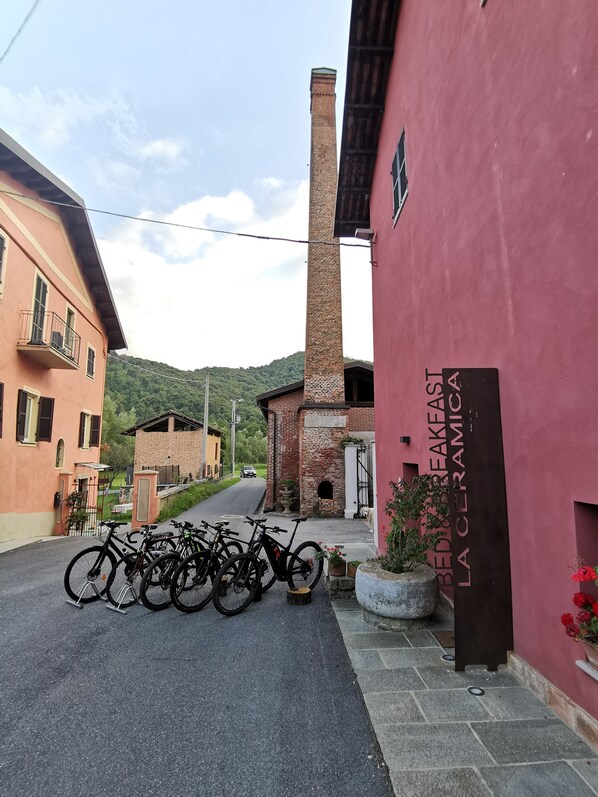 Una calle con bicicletas estacionadas frente a un edificio con un letrero que dice "LA CERAMICA".