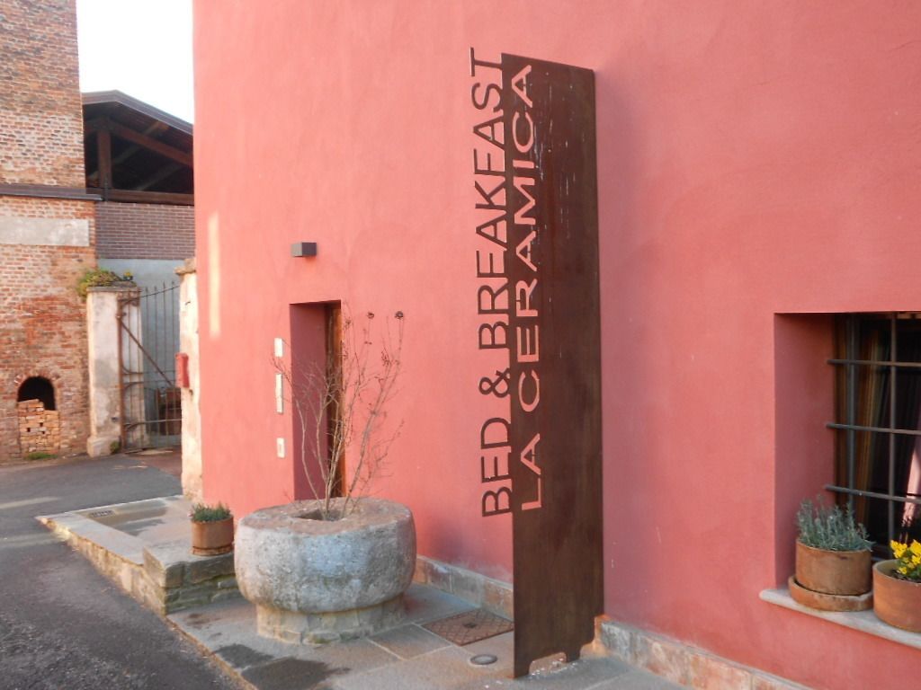Un bâtiment sur lequel on peut lire l’inscription « CHAMBRES D’HÔTES LA CERAMICA ».