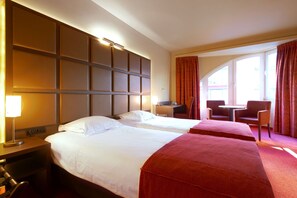 Cubrecamas, caja de seguridad en la habitación, escritorio y cunas 