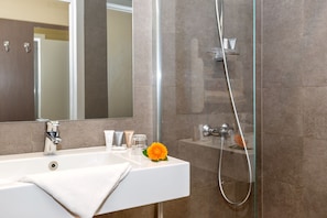 Habitación superior con 2 camas individuales | Baño | Amenidades de baño gratuitas, secadora de cabello, toallas