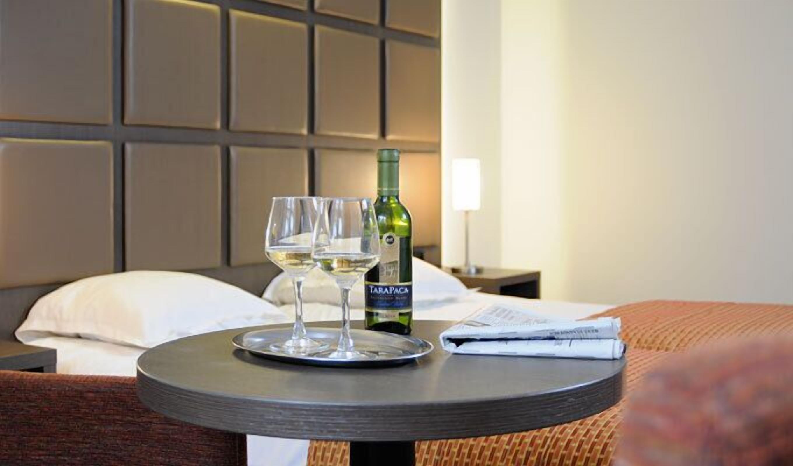 Cubrecamas, caja de seguridad en la habitación, escritorio y cunas 