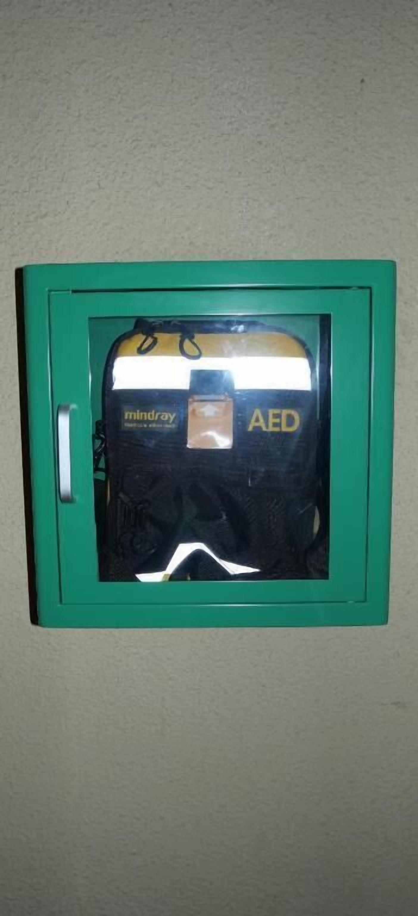 Un cuadro eléctrico verde con una etiqueta que dice 'mindray AED'.