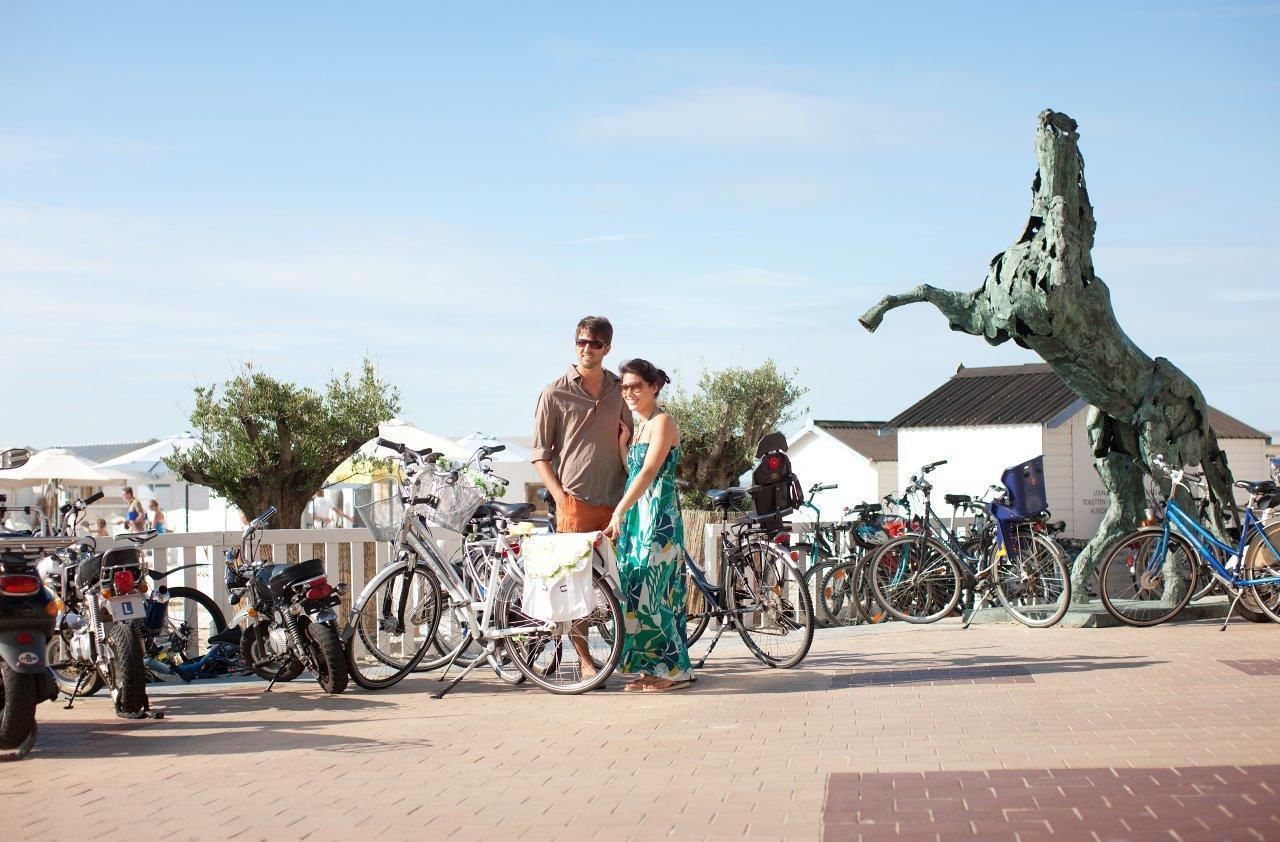 beach nearby, sun-loungers