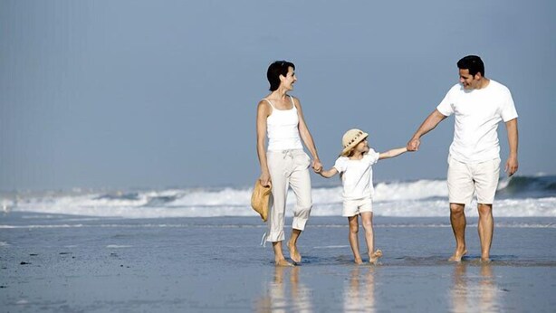A family walking on a beach with a clear sky. - Adagio hotel (Knokke-Heist)