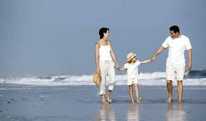 Una playa cerca, sillas reclinables de playa