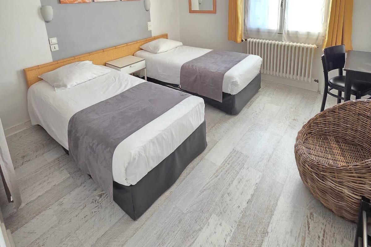 Bureau, Wi-Fi gratuit, draps fournis