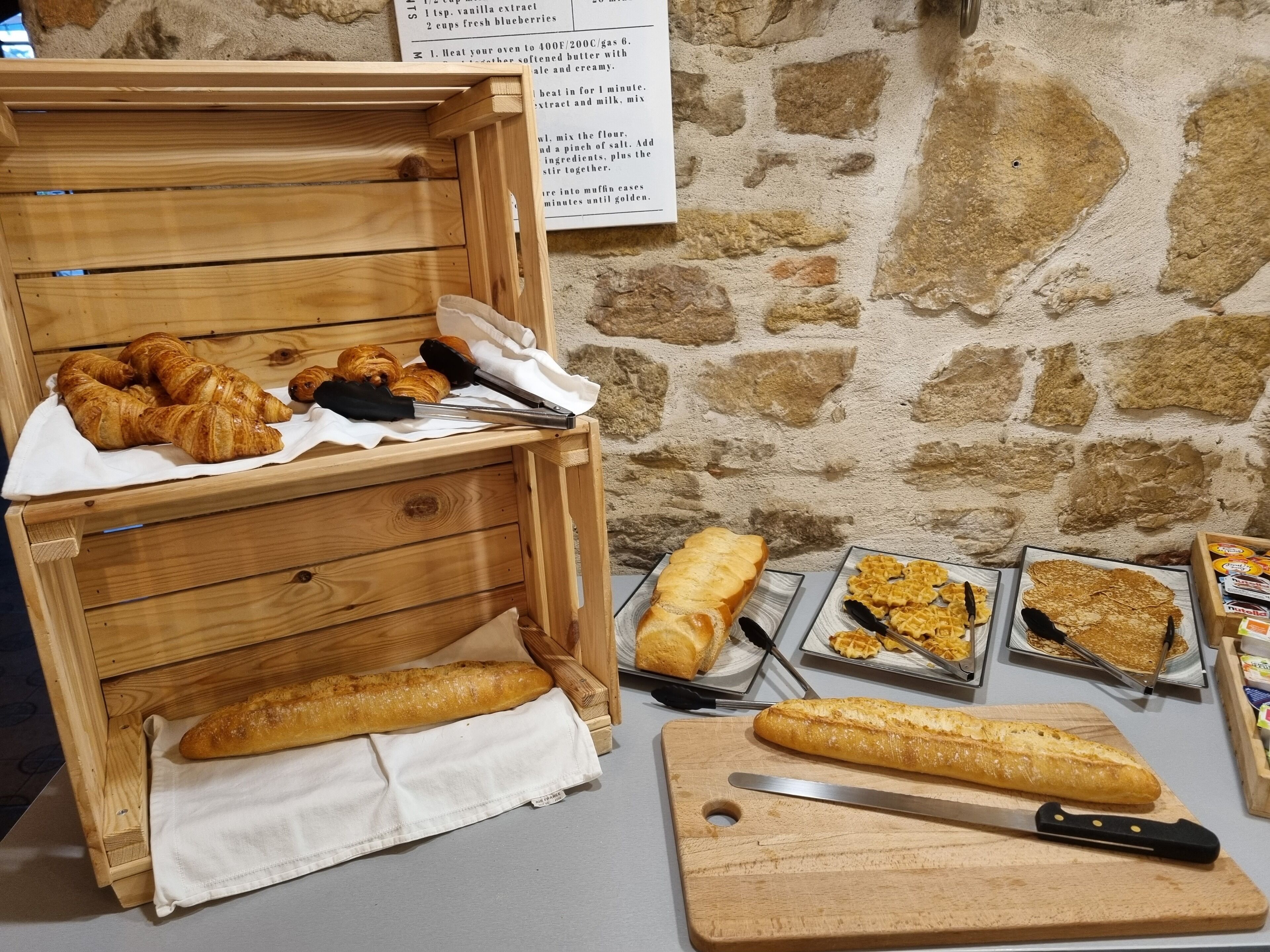 بوفيه فطور يوميًا بتكلفة قدرها (12 EUR للشخص)