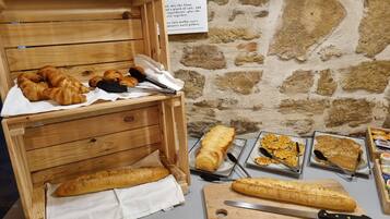 بوفيه فطور يوميًا بتكلفة قدرها (12 EUR للشخص)