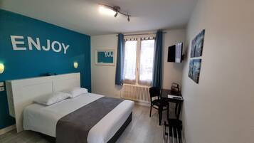 Klassieke tweepersoonskamer | Een bureau, gratis wifi, beddengoed