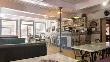 Breakfast, lunch, dinner served; Regional cuisine