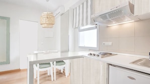 Leilighet, 2 soverom, terrasse | Safe på rommet, lydisolert, barnesenger (inkludert) og wi-fi (inkludert)