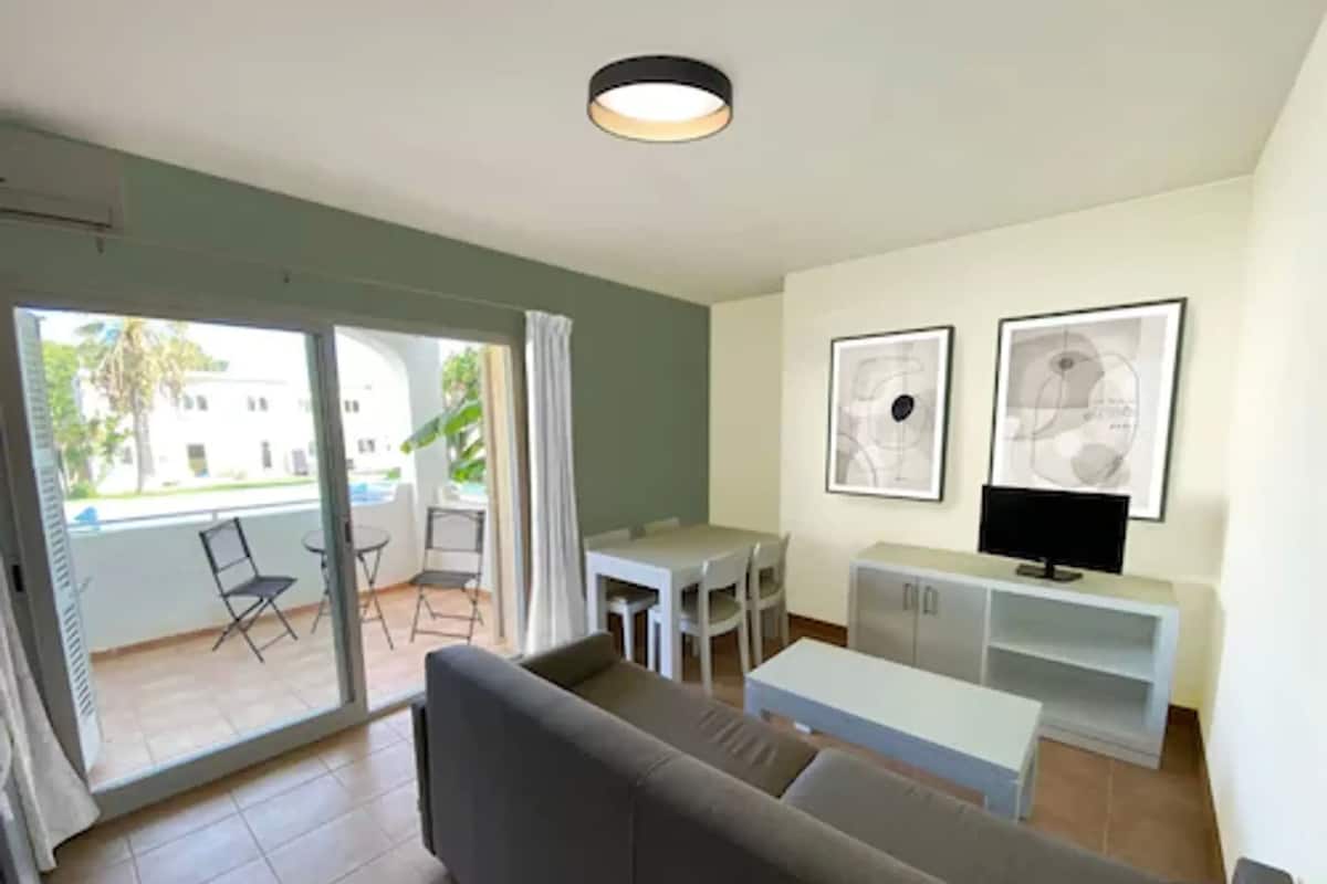 Appartamento Deluxe, balcone, vista piscina | Soggiorno | TV a schermo piatto