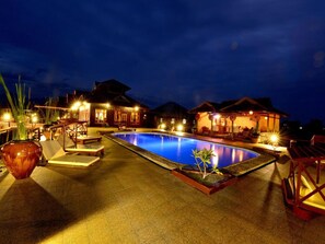 Outdoor pool - Shwe Inn Tha Floating Resort Hotel (Nyaungshwe)