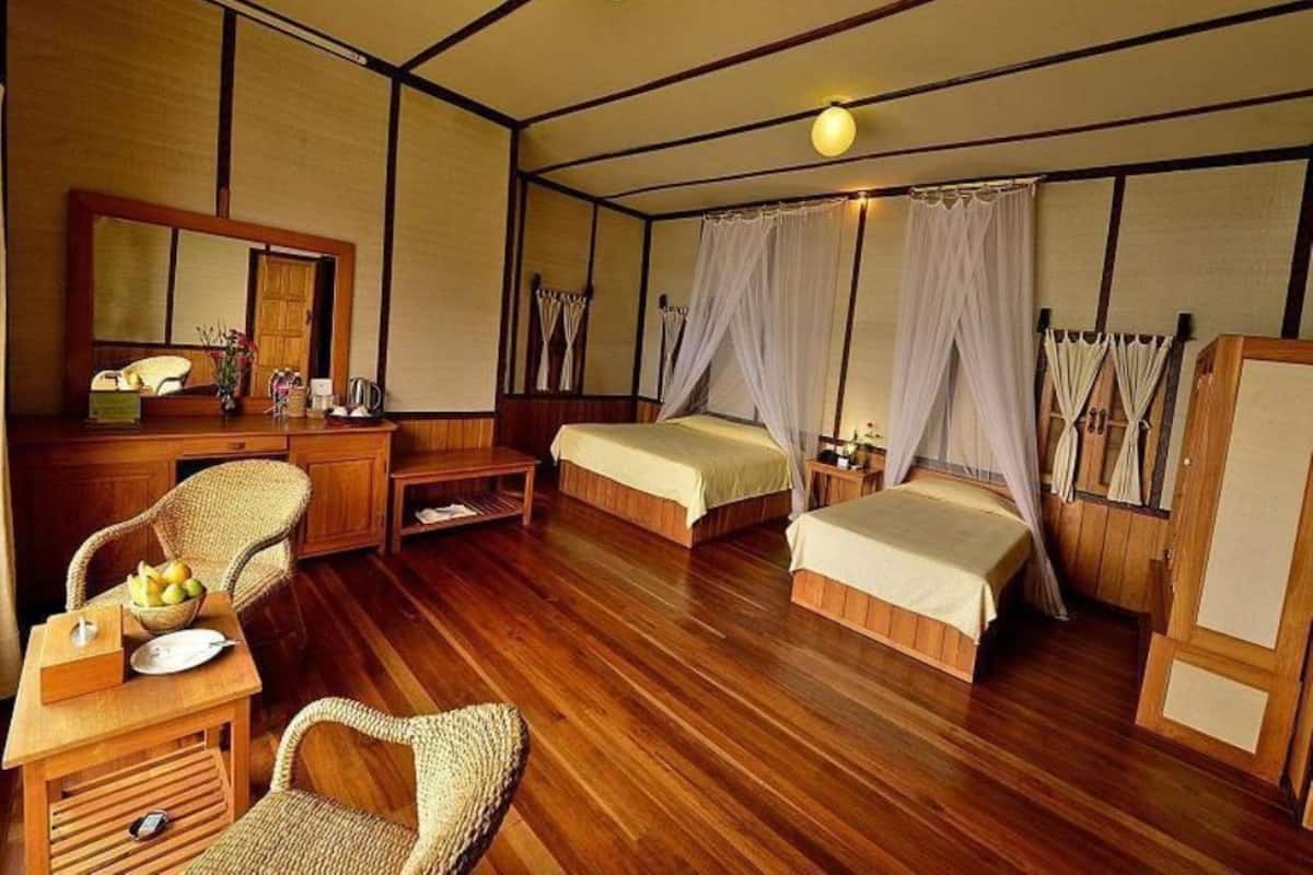Family Room | Minibar, in-room safe, desk, blackout drapes