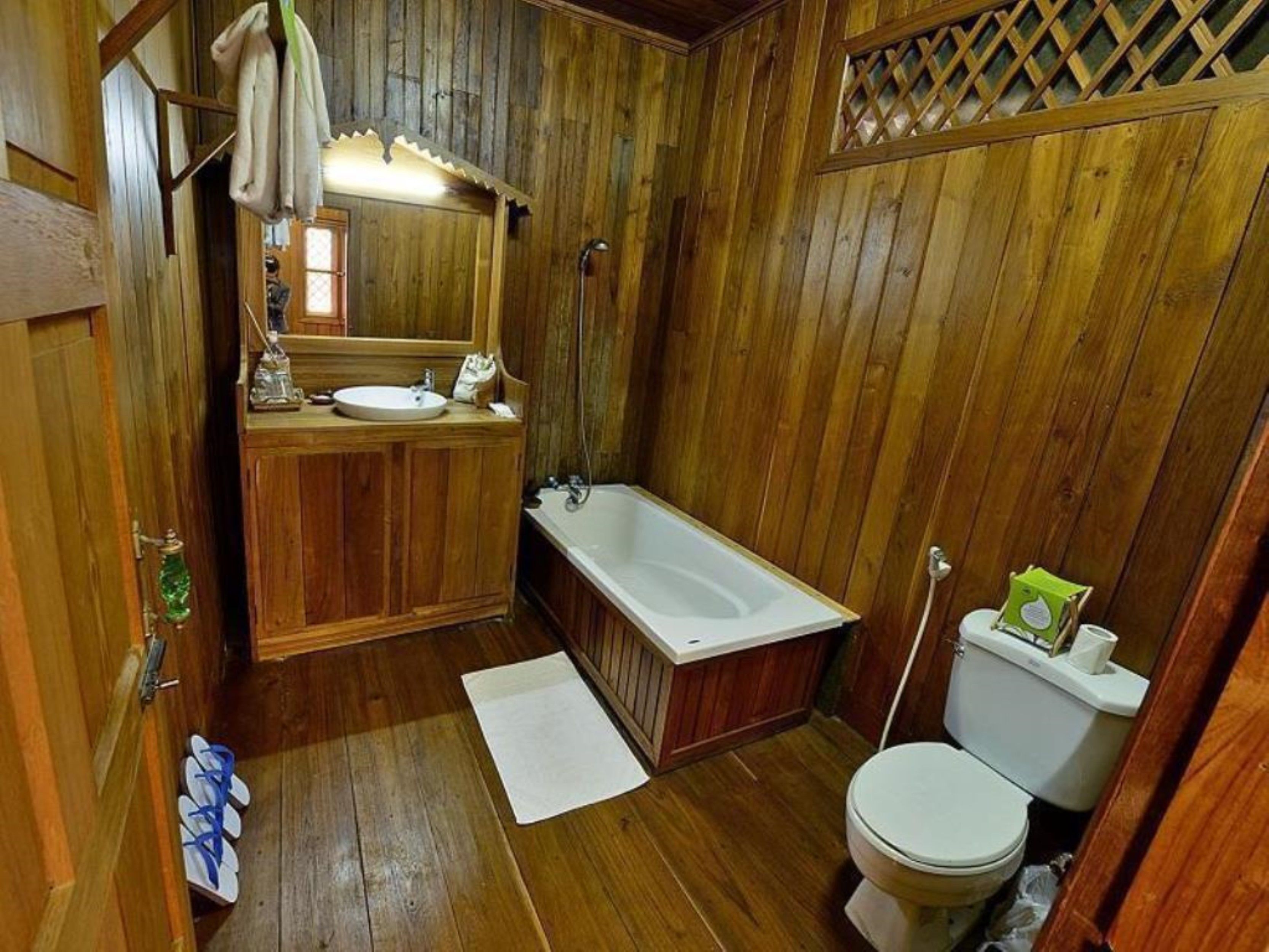 junior suite | bathroom | combined shower/bathtub, rainfall showerhead, free toiletries