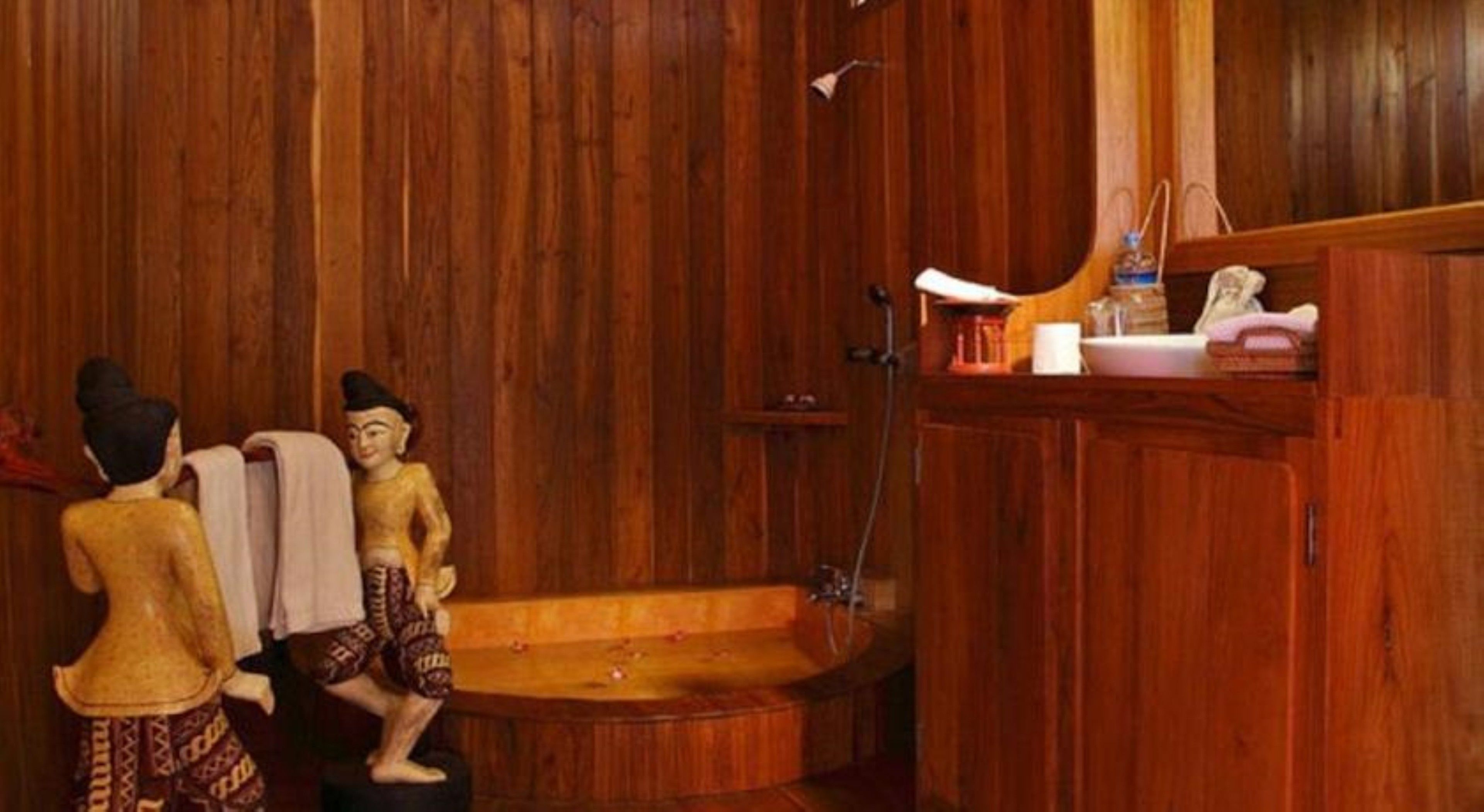 deluxe double or twin room, 1 double or 2 single beds | bathroom | combined shower/bathtub, rainfall showerhead, free toiletries