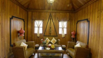 Junior Suite | Minibar, in-room safe, desk, blackout drapes