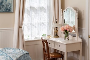 Arabelline (Pet Friendly) | Iron/ironing board, bed sheets