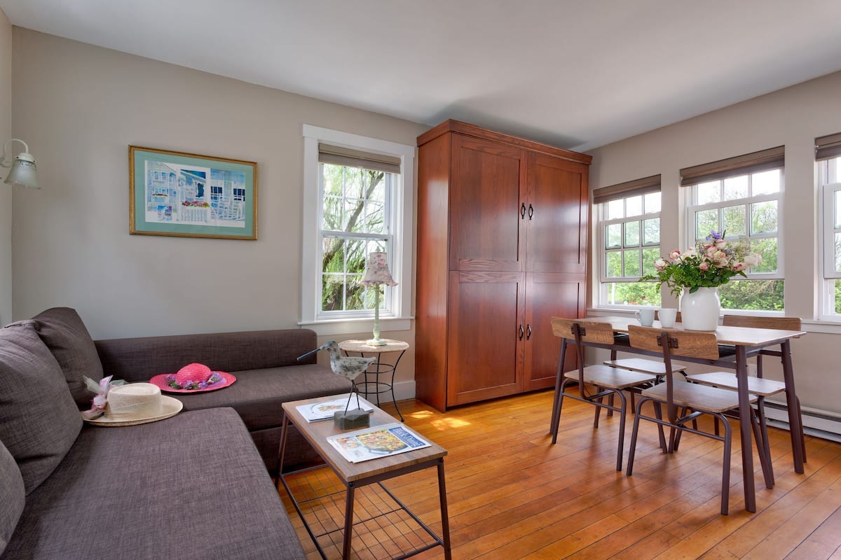 Dory Cottage (Pet Friendly) | Iron/ironing board, bed sheets