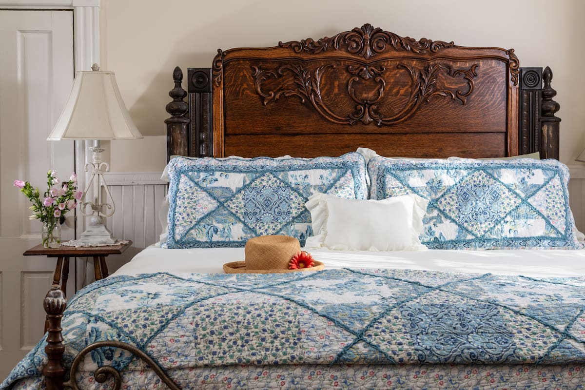 Arabella (Pet Friendly) | Iron/ironing board, bed sheets