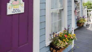 Doll House (Pet Friendly) | 熨斗/熨板、床单