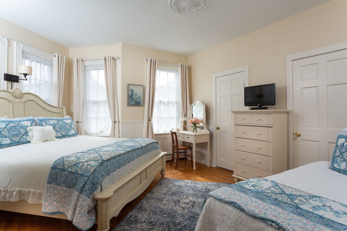 Arabelline (Pet Friendly) | Iron/ironing board, bed sheets
