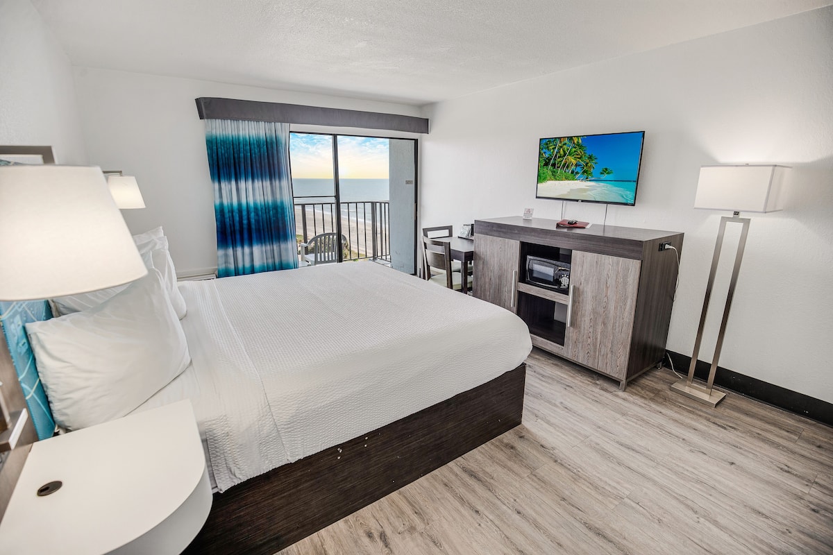 Standard Single Room 1 King Bed Partial Ocean View(No Pets)