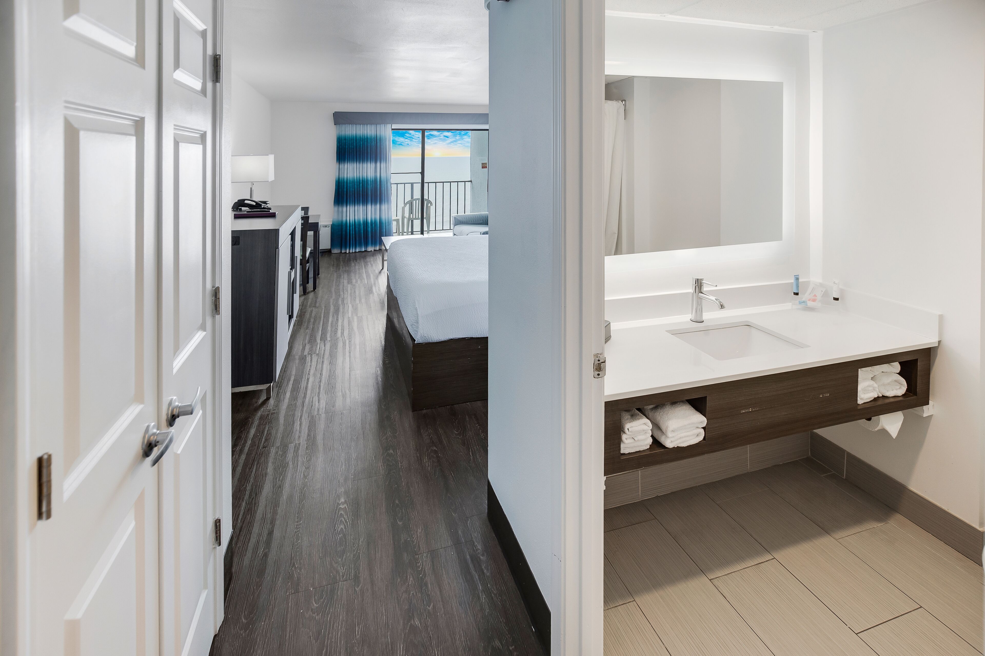 Standard Single Room, 1 King Bed, Ocean View(No Pets)