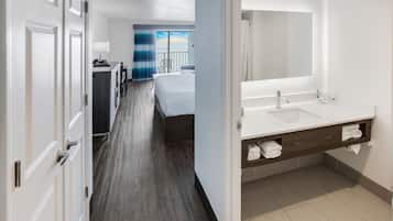 Standard Single Room, 1 King Bed, Ocean View(No Pets)