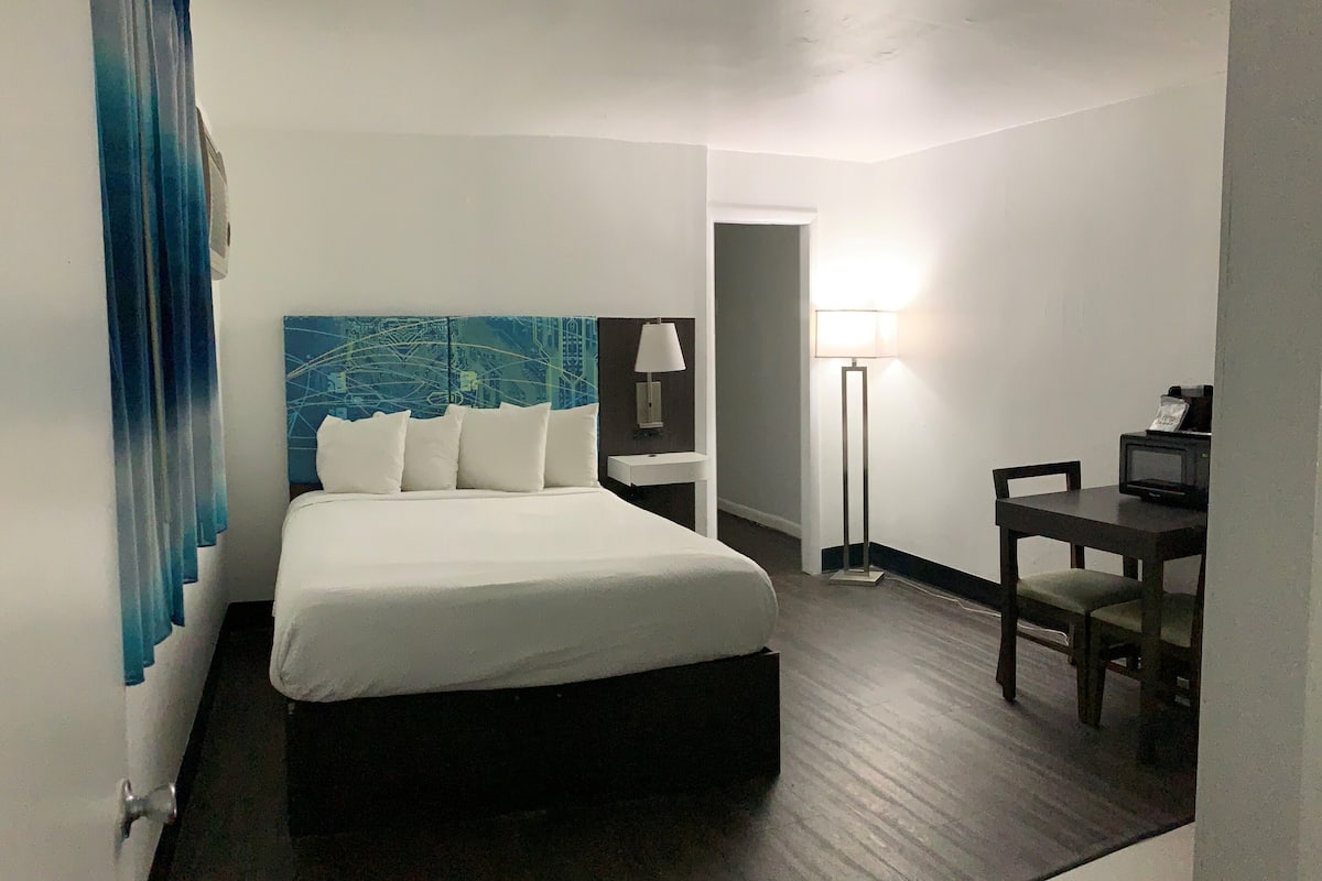 Standard Single Room, 2 Queen Beds, Kitchenette (Newly Remodeled)(No Pets)