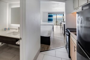 Standard 2 Queen Beds Oceanfront Efficiency | Ropa de cama de alta calidad y cortinas blackout