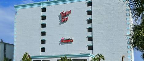 A building with a sign reading "Tropical Seas" and "Mama Mia Pizzeria".