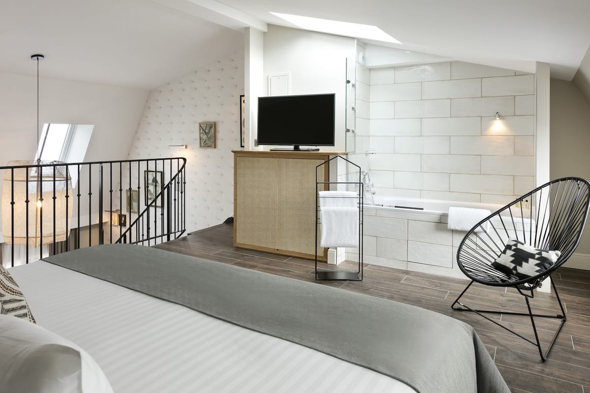 Egyptian cotton sheets, premium bedding, minibar, in-room safe