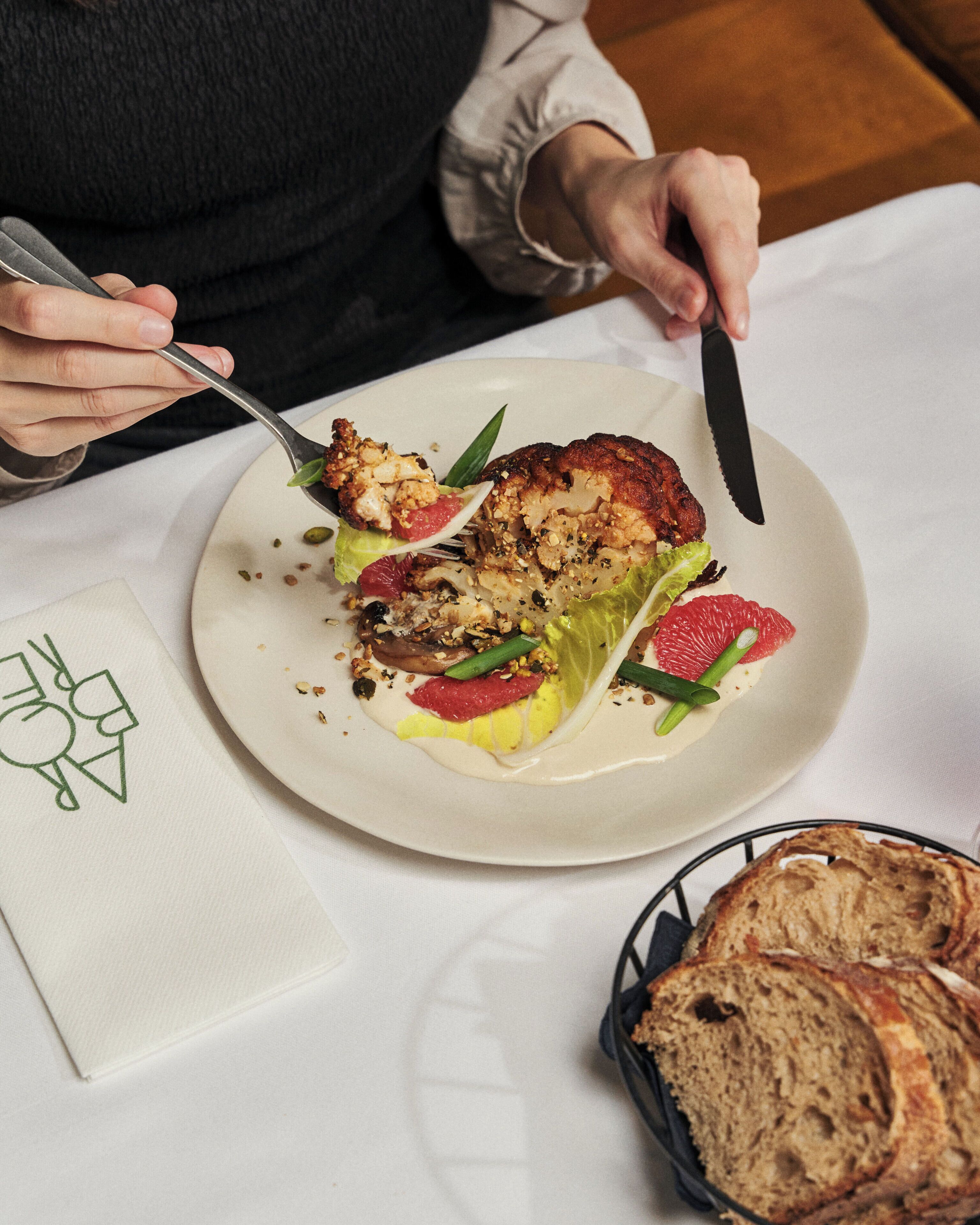 Une assiette de nourriture, avec une fourchette et un couteau, posée sur une table.