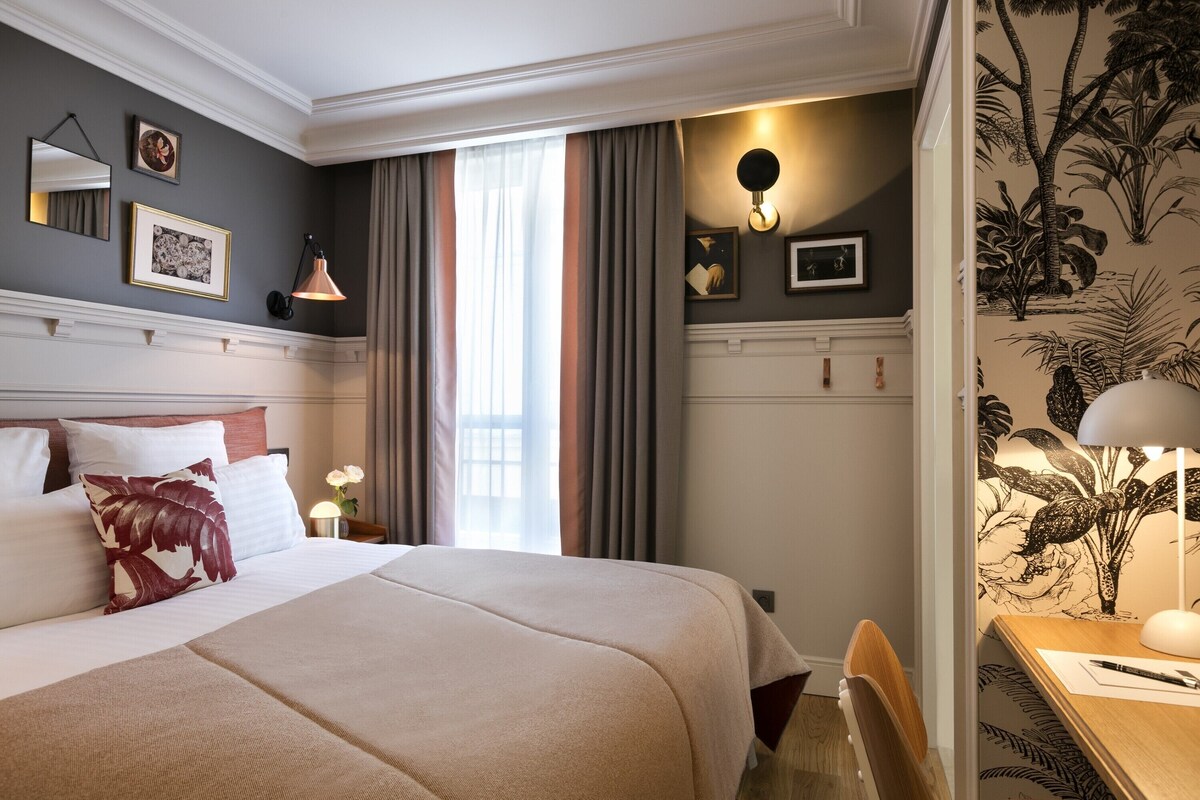 Egyptian cotton sheets, premium bedding, minibar, in-room safe