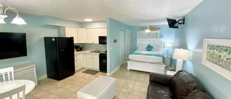 Perusstudio, keittiö (Unit at White Sands) | Oleskelualue | LCD-televisio, videopelikonsoli, DVD-soitin