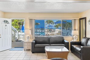 Zimmer | Wohnbereich | 42-Zoll-LCD-Fernseher mit Kabelempfang, Fernseher, Videospielkonsole