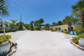 Motel Room With Kitchen Units #24, #25, #26, & #27 (at Tropical Breeze) | Iron/ironing board, free WiFi, bed sheets - Tropical Breeze Beach Club (Holmes Beach)
