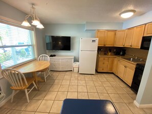 Basic Studio, Kitchen (Unit at White Sands) | Dapur peribadi | Peti sejuk/penyejuk beku saiz penuh, ketuhar gelombang mikro, ketuhar 