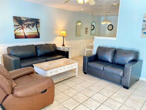 Room | Ruang tamu | 42 inci televisyen LCD dengan kabel, TV, konsol permainan video