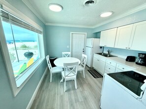 Chambre | Cuisine privée | Réfrigérateur grande capacité avec congélateur, four à micro-ondes