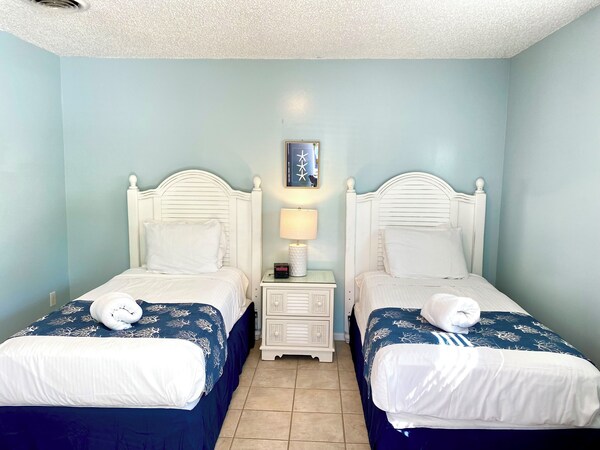Tropical Breeze Beach Club - Bradenton Beach, FL