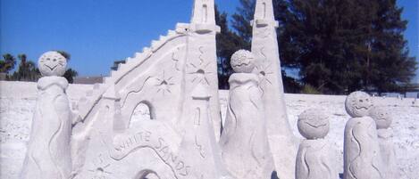 Un castello di sabbia con torri e un ingresso etichettato "WHITE SANDS".