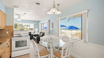 Chambre | Cuisine privée | Grand réfrigérateur, micro-ondes, four, plaque de cuisson