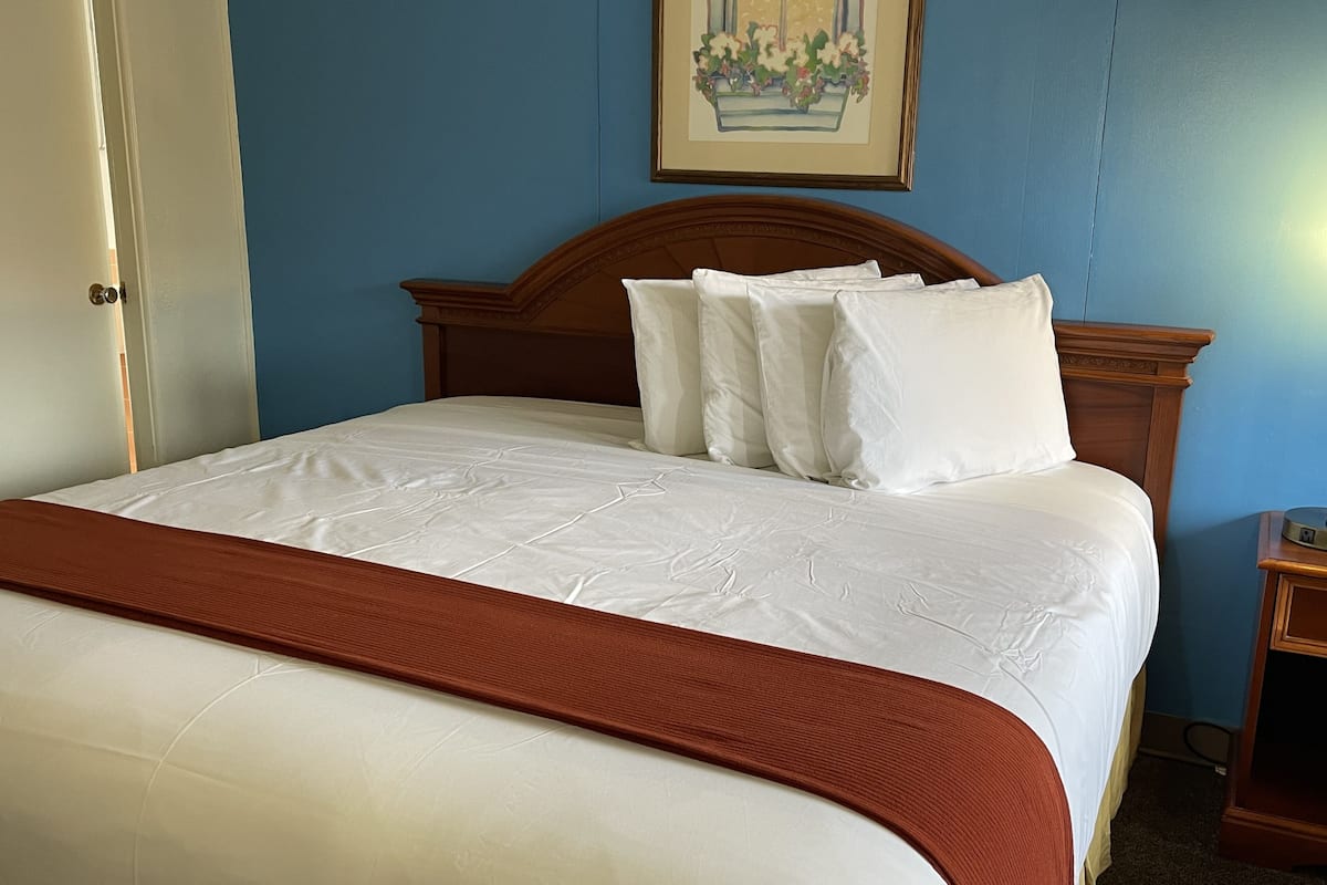 Habitación, 1 cama de matrimonio grande | Escritorio, wifi gratis, ropa de cama
